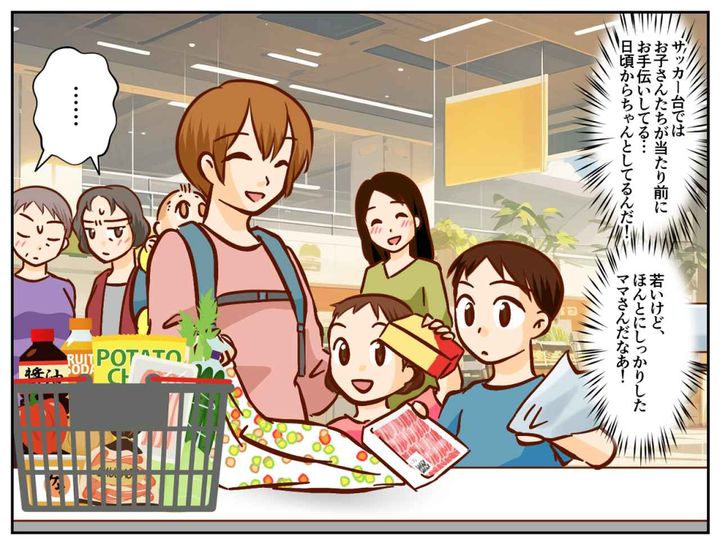 画像4: 子ども3人を連れて買い物をする若い母親