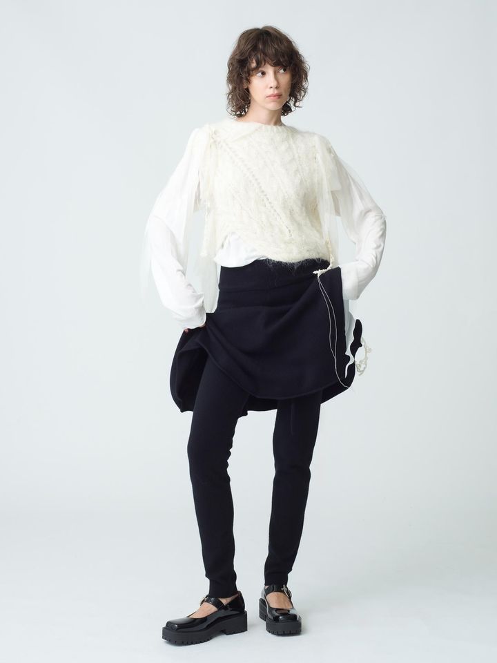 画像: 【extreme cashmere】「Mini Skirt」（Gray、Black）￥75,900（税込）、「Knit Leggins」（Dark green、Gray、Black）￥67,100（税込）