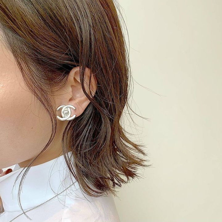 シャネルのイヤリングを着けた女性