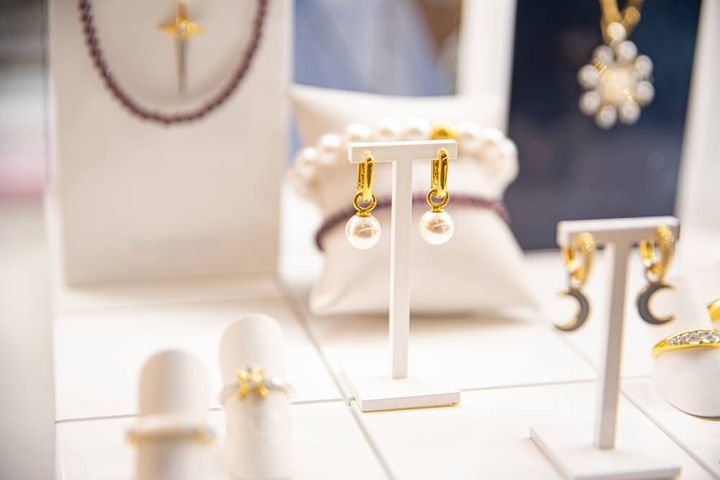 店頭に並べられたイヤリング