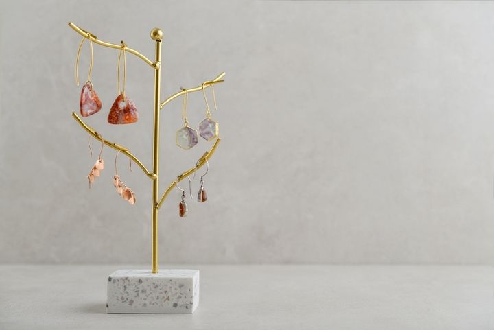 さまざまなデザインのフックピアス