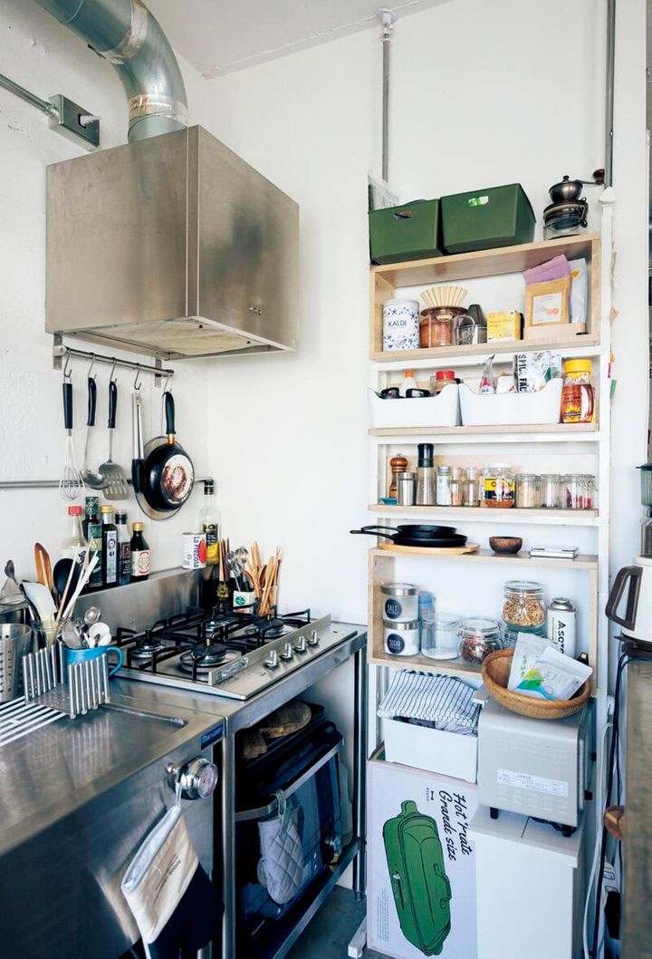 ガスコンロの脇にあるスパイスラックは突っ張り棒と小物ボックスで作ったDIY作品