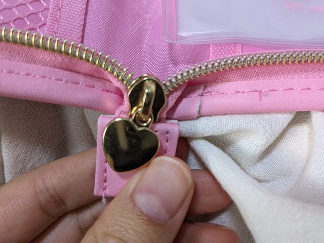 ハローキティマルチケースハートのファスナー