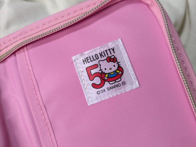 ハローキティマルチケース50周年タグ