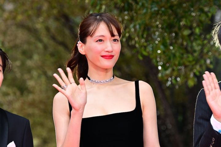 綾瀬はるか、黒のロングドレスから胸元チラリ！ 大沢一菜と“ペアコーデ”でレッドカーペットイベントに登壇