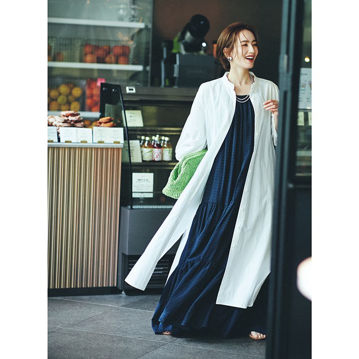 キャミワンピ×シャツワンピコーデの辻元舞さんの写真