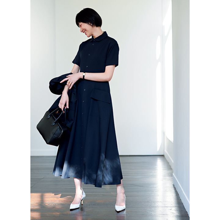 ネイビーのシャツワンピを着ている阪井まどかさんの写真
