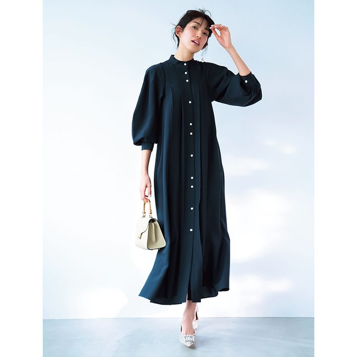 タック入りの黒紺シャツワンピを着ている芹名さんの写真