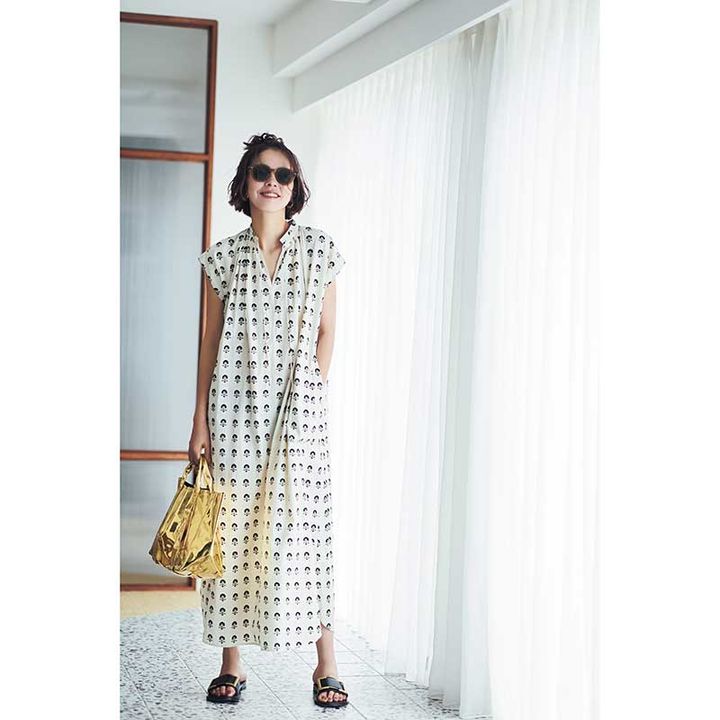 植物柄のシャツワンピ×サンダルの浅見れいなさんのコーデ