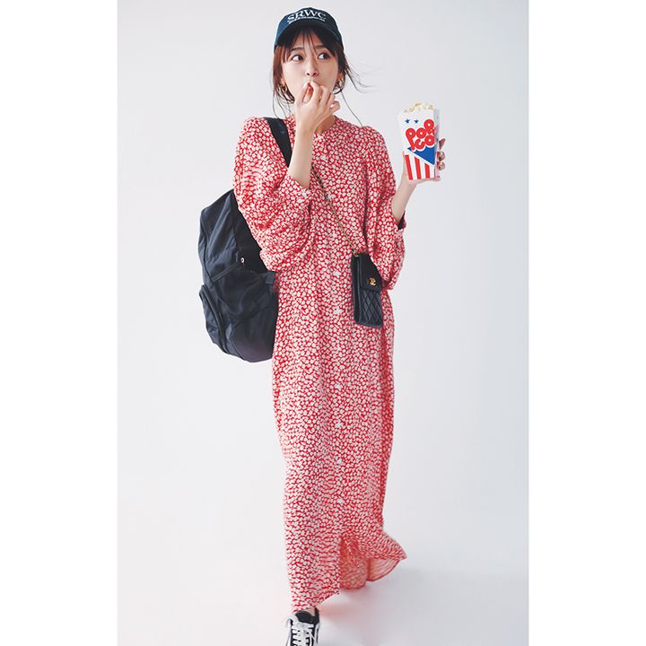 赤のプリントシャツワンピ×スニーカーの近藤千尋さんのコーデ