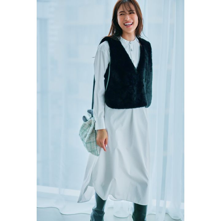 シャツワンピ×ファーベスト×ブーツの笹川友里さんコーデ