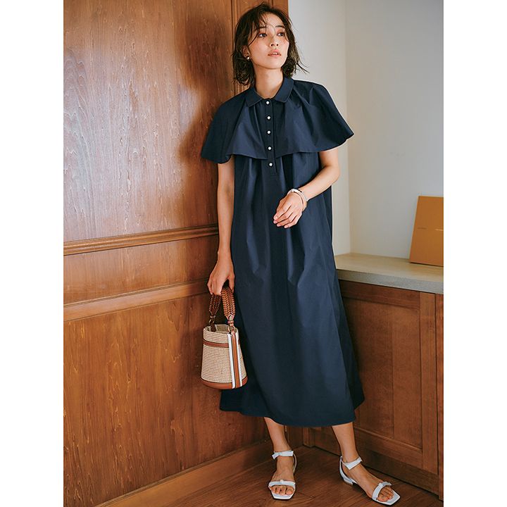 ネイビーのシャツケープワンピを着用している岡本あずささんの写真
