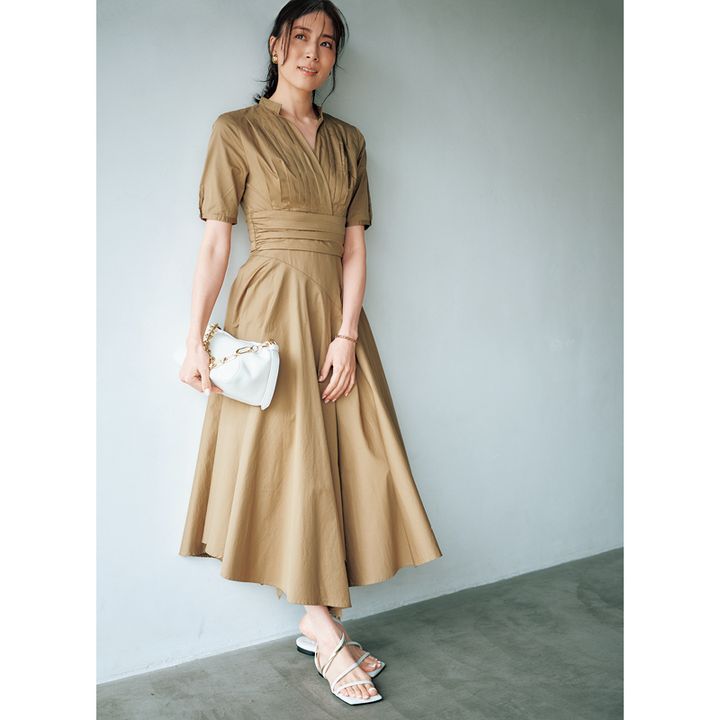 カシュクールデザインのシャツワンピ×サンダルの笹川友里さんのコーデ