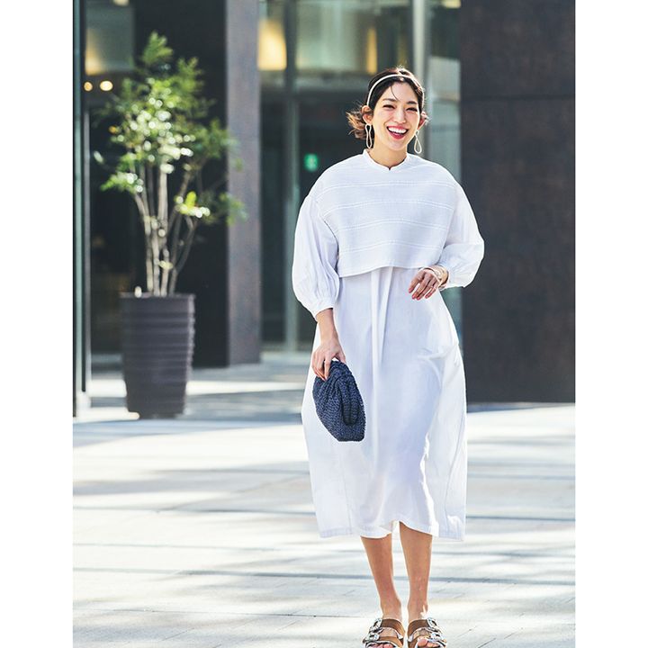 二枚仕立てのシャツワンピ×サンダルの芹名さんコーデ