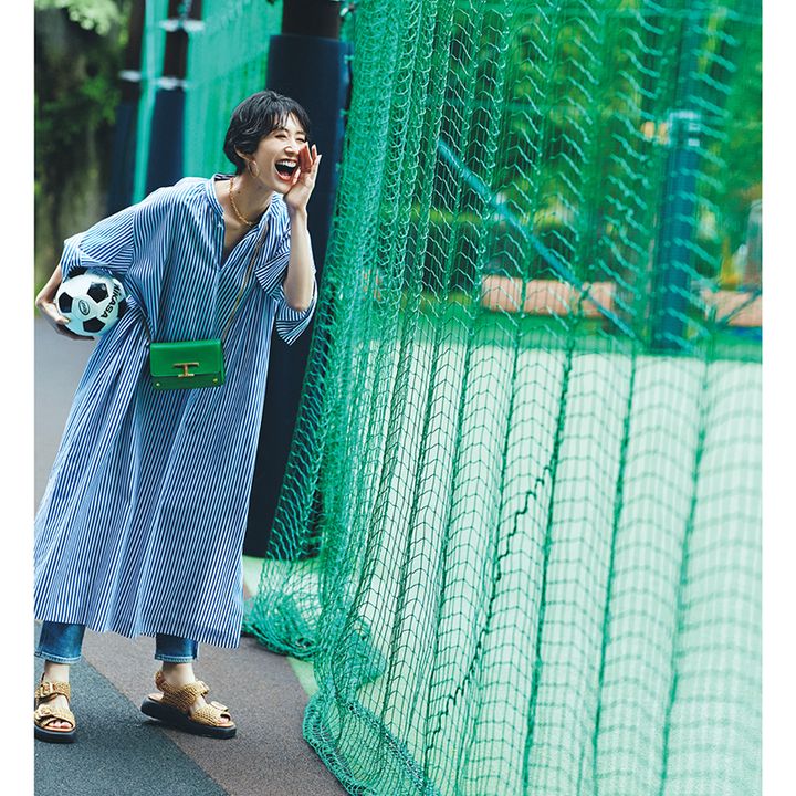 ストライプシャツワンピ×デニムコーデの神山まりあさんの写真