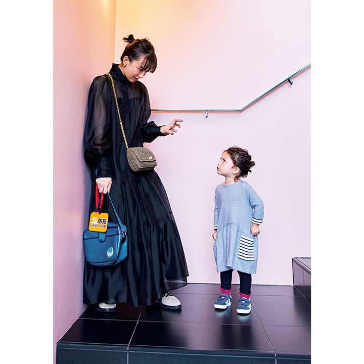 シアーシャツワンピを着用している優木まおみさんのコーデ