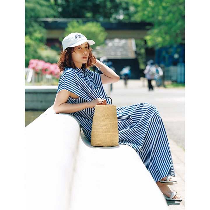 ストライプシャツ×キャップコーデの優木まおみさんの写真