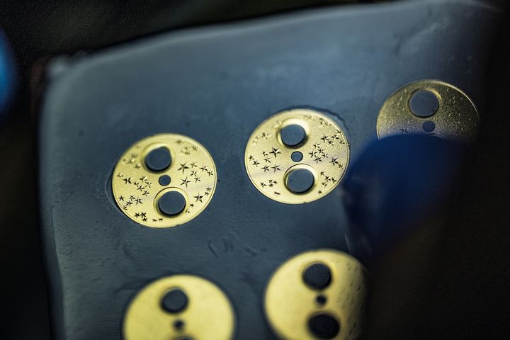 加納圭介の手で、星が彫られたムーンフェイズディスク。