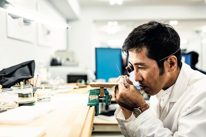 一本ずつ針を磨き上げる、時計師の藤田耕介。