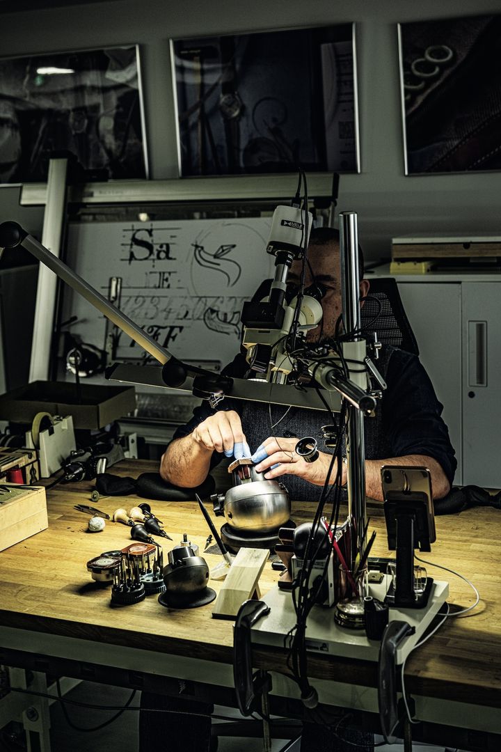 ムーンフェイズの月の顔や背景の星、彫りインデックスは、彫金師の加納圭介が一つずつ手彫りする。加納はセイコーやティファニーで研鑽を積んだのち、ここでプロトタイプの製作に参画。2022年に〈NH WATCH〉の社員となった。