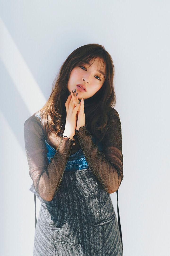 ヘルシーな日焼け風チークが、顔立ちにメリハリ感をプラス モデル=上西星来