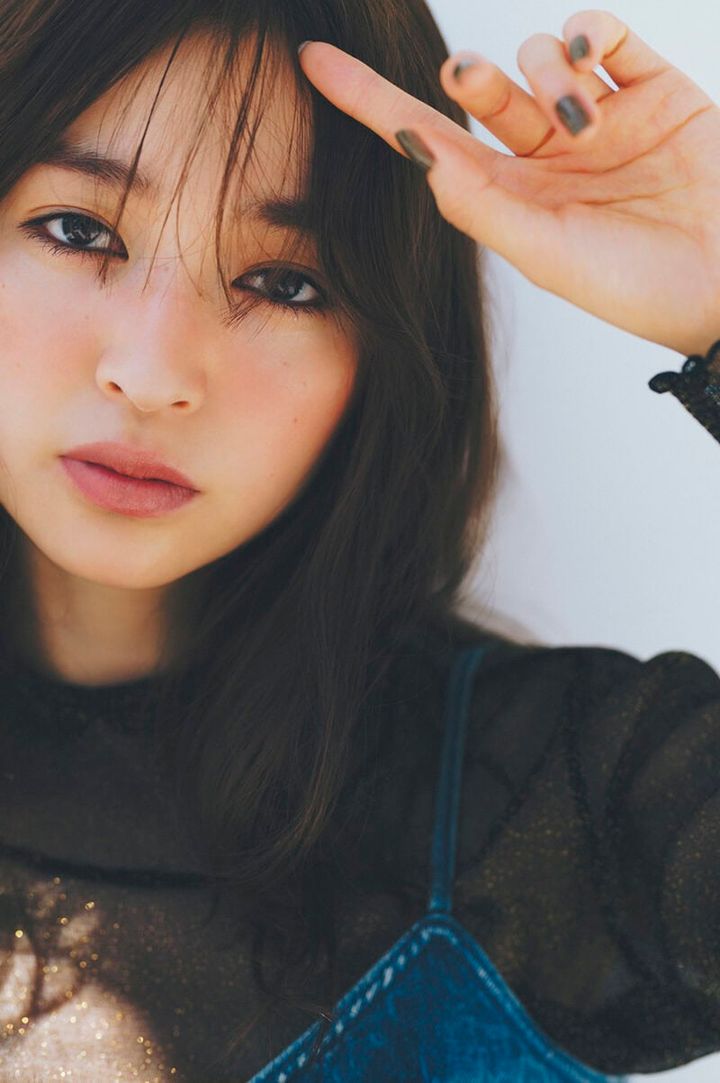 立体感のある小顔を実現する、オレンジベージュチーク モデル=上西星来