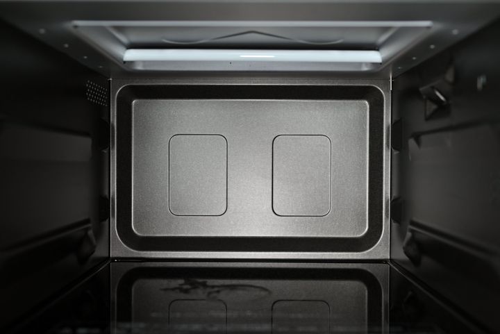 オーブンレンジの庫内底面の耐熱ガラスが破損した原因は？（画像はイメージ）