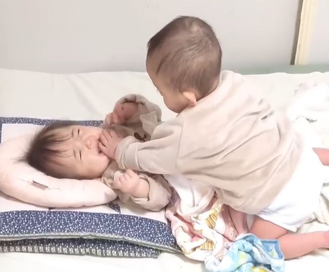 双子のお昼寝。長女が先に起きて、次女ピンチ！何が起こった？