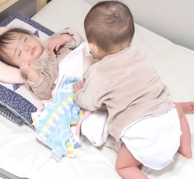 双子のお昼寝。長女が先に起きて、次女ピンチ！何が起こった？