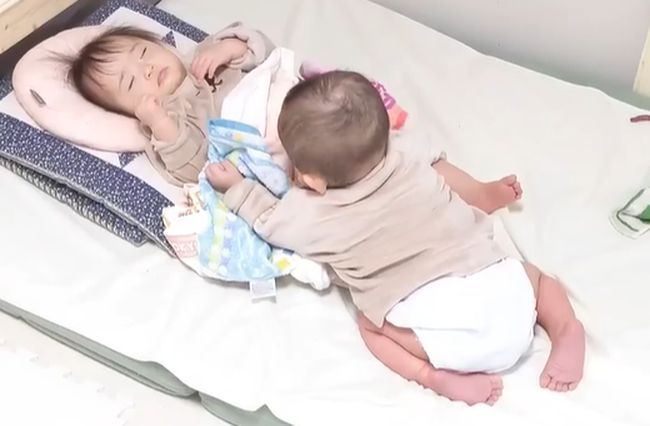 双子のお昼寝。長女が先に起きて、次女ピンチ！何が起こった？