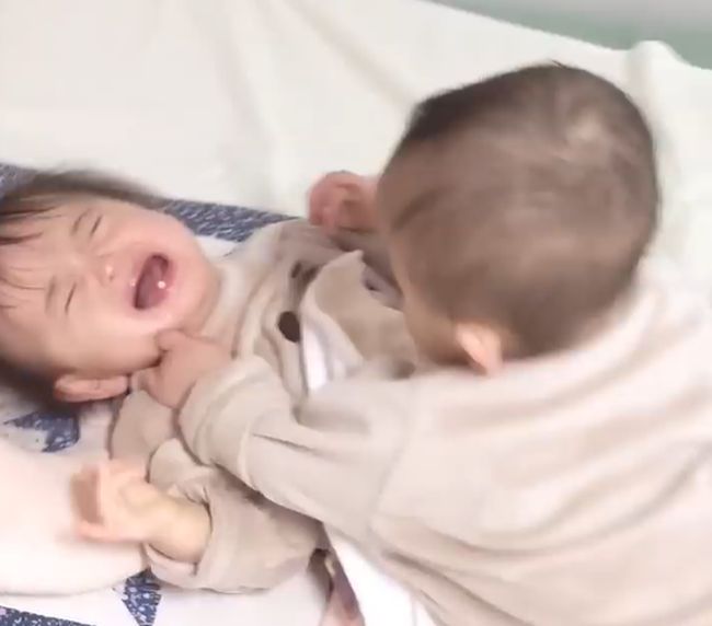 双子のお昼寝。長女が先に起きて、次女ピンチ！何が起こった？