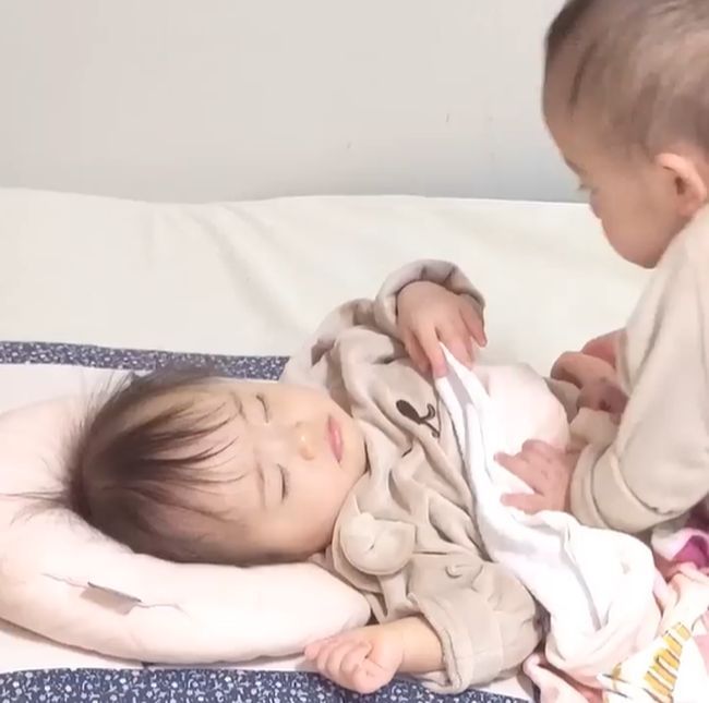 双子のお昼寝。長女が先に起きて、次女ピンチ！何が起こった？