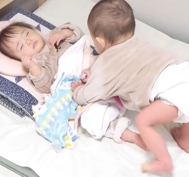 双子のお昼寝。長女が先に起きて、次女ピンチ！何が起こった？！！！