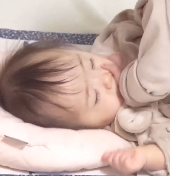 双子のお昼寝。長女が先に起きて、次女ピンチ！何が起こった？