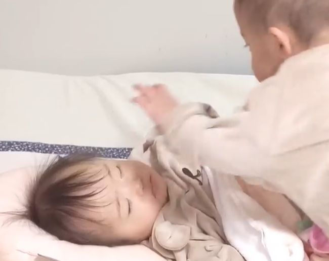 双子のお昼寝。長女が先に起きて、次女ピンチ！何が起こった？