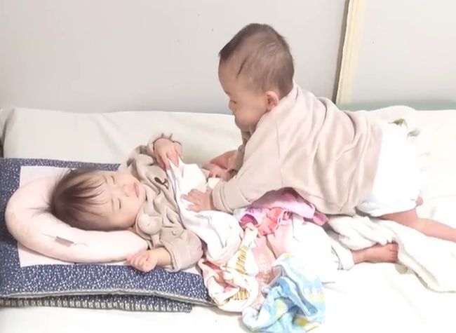 双子のお昼寝。長女が先に起きて、次女ピンチ！何が起こった？