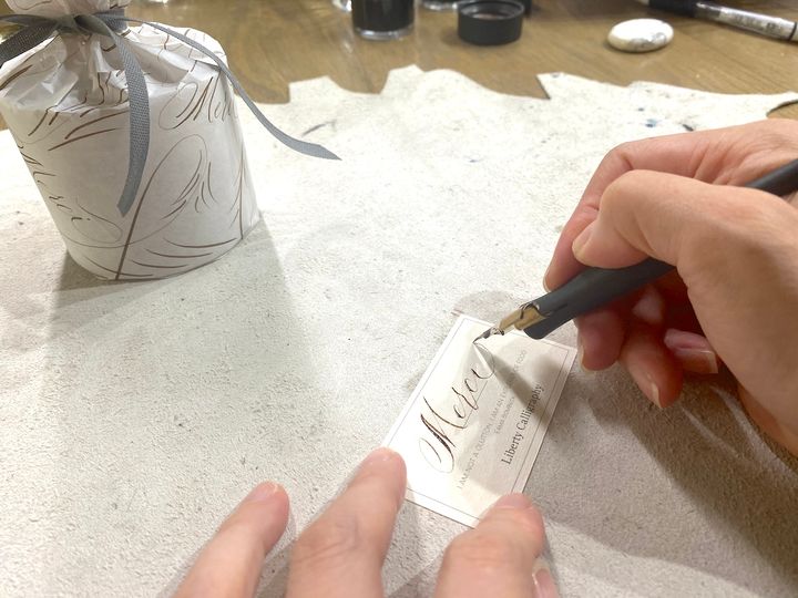 シールにもフレーズを書いていきます