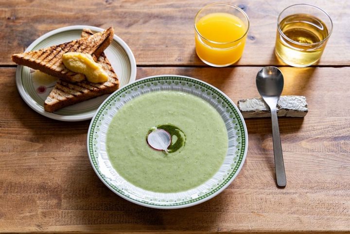 取材時のモーニングメニュー Aセット「カブのポタージュ バジルオイル 柿バターのパン」900円 