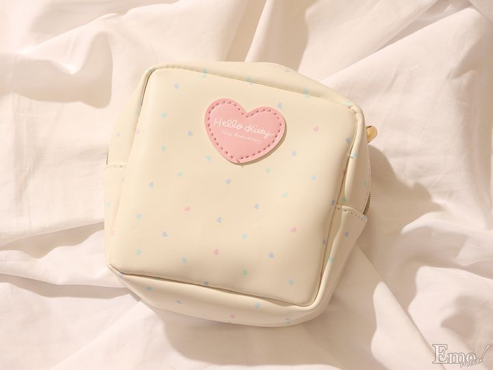 90年代にヒットした“カオハナ”キティやキティ形の窓からラメやモチーフがゆらゆら漂うデザインまで！ハローキティ50周年記念ポーチが続々登場