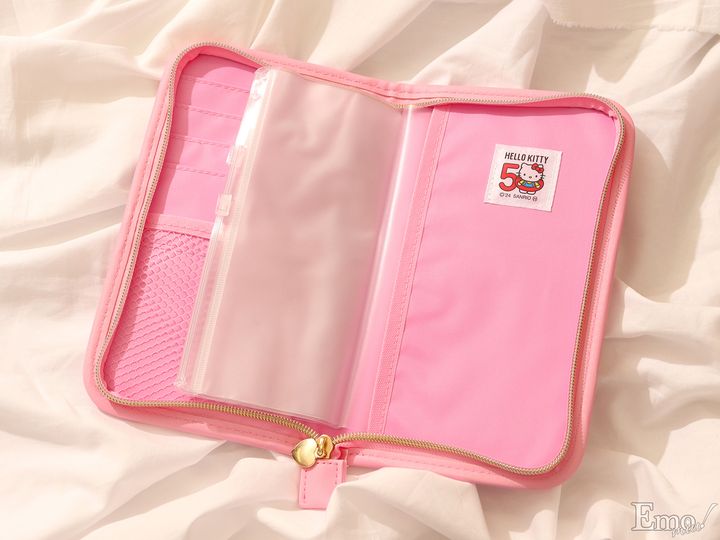 90年代にヒットした“カオハナ”キティやキティ形の窓からラメやモチーフがゆらゆら漂うデザインまで！ハローキティ50周年記念ポーチが続々登場