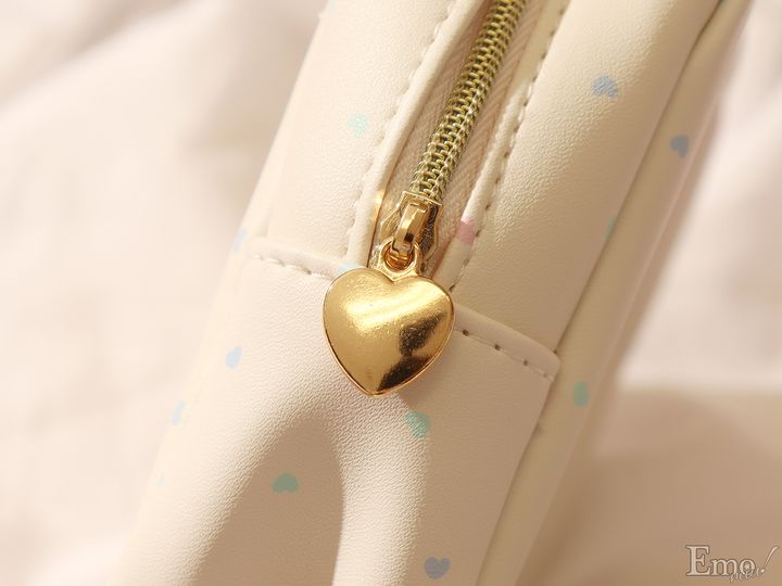 90年代にヒットした“カオハナ”キティやキティ形の窓からラメやモチーフがゆらゆら漂うデザインまで！ハローキティ50周年記念ポーチが続々登場