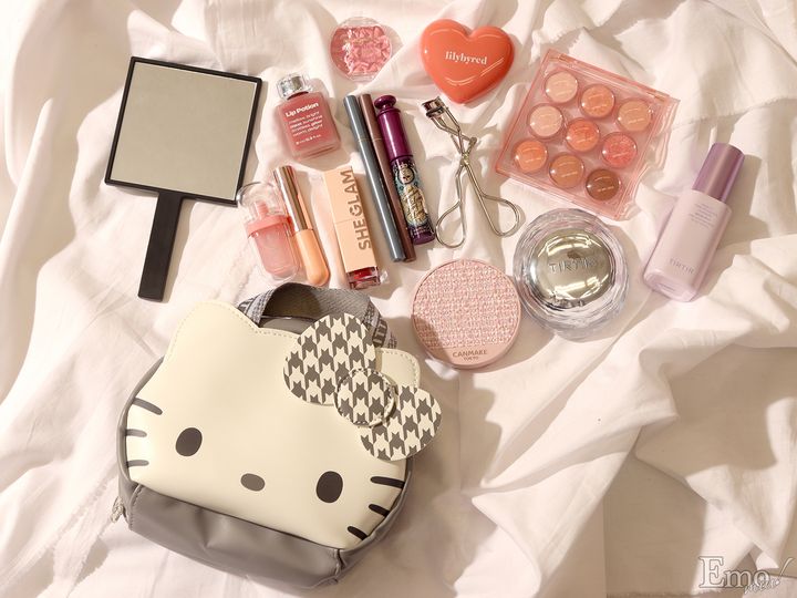 90年代にヒットした“カオハナ”キティやキティ形の窓からラメやモチーフがゆらゆら漂うデザインまで！ハローキティ50周年記念ポーチが続々登場