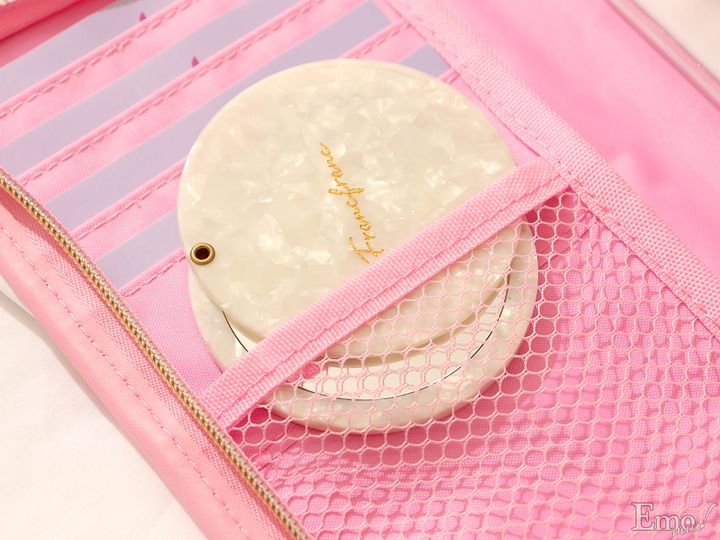 90年代にヒットした“カオハナ”キティやキティ形の窓からラメやモチーフがゆらゆら漂うデザインまで！ハローキティ50周年記念ポーチが続々登場