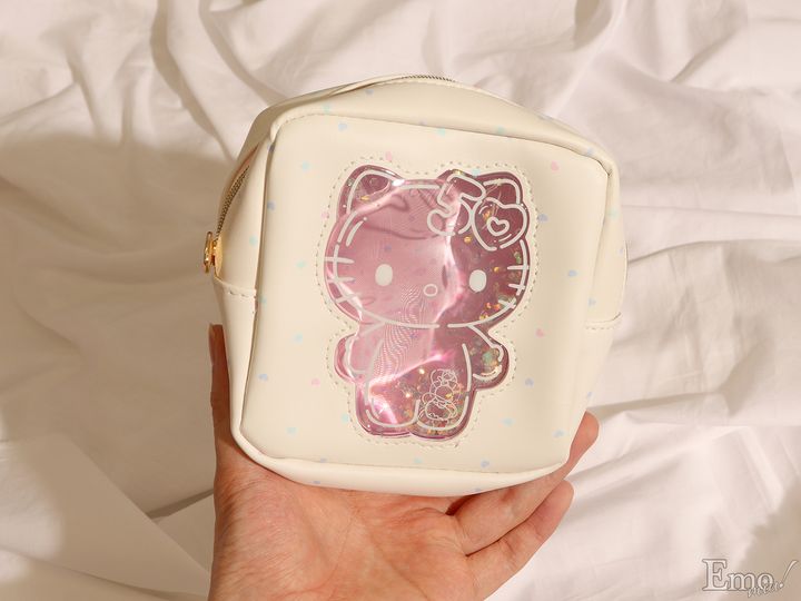 90年代にヒットした“カオハナ”キティやキティ形の窓からラメやモチーフがゆらゆら漂うデザインまで！ハローキティ50周年記念ポーチが続々登場