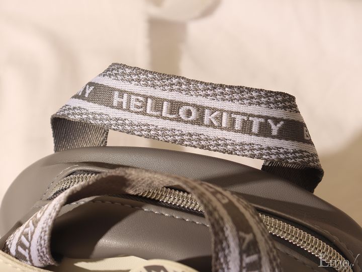 90年代にヒットした“カオハナ”キティやキティ形の窓からラメやモチーフがゆらゆら漂うデザインまで！ハローキティ50周年記念ポーチが続々登場