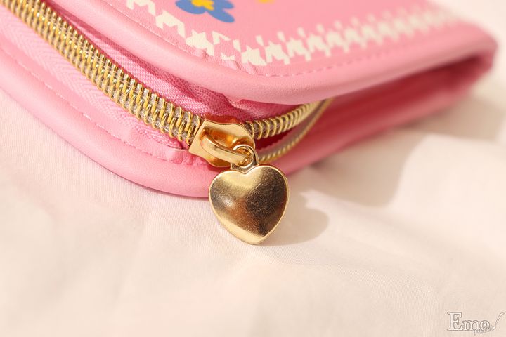 90年代にヒットした“カオハナ”キティやキティ形の窓からラメやモチーフがゆらゆら漂うデザインまで！ハローキティ50周年記念ポーチが続々登場