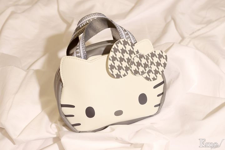 90年代にヒットした“カオハナ”キティやキティ形の窓からラメやモチーフがゆらゆら漂うデザインまで！ハローキティ50周年記念ポーチが続々登場