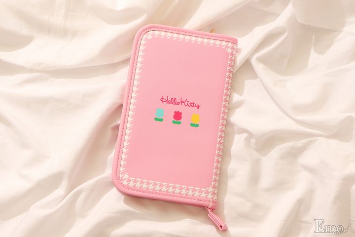 90年代にヒットした“カオハナ”キティやキティ形の窓からラメやモチーフがゆらゆら漂うデザインまで！ハローキティ50周年記念ポーチが続々登場