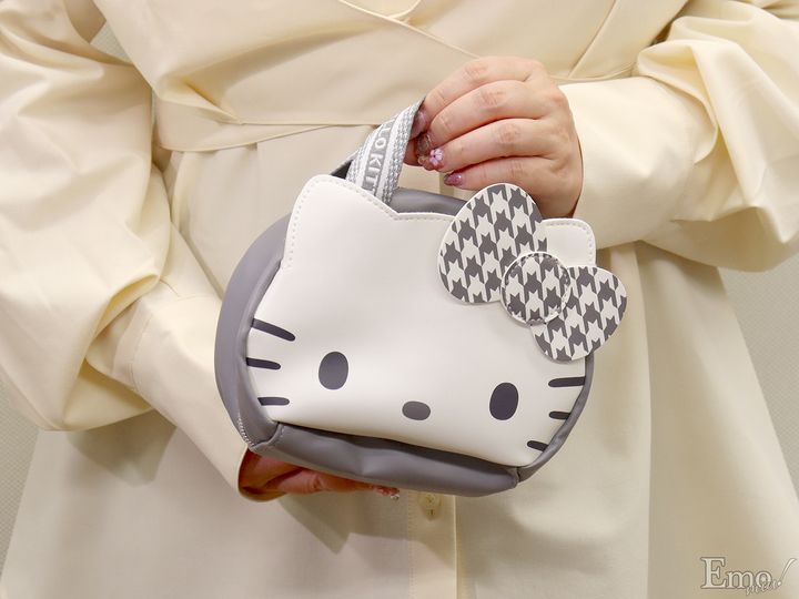 90年代にヒットした“カオハナ”キティやキティ形の窓からラメやモチーフがゆらゆら漂うデザインまで！ハローキティ50周年記念ポーチが続々登場