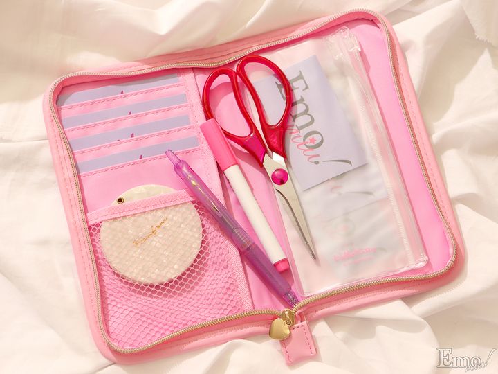 90年代にヒットした“カオハナ”キティやキティ形の窓からラメやモチーフがゆらゆら漂うデザインまで！ハローキティ50周年記念ポーチが続々登場